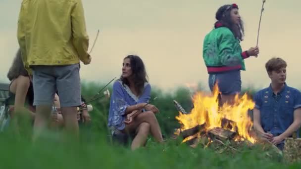 People Sitting Campfire Toasting Marshmallows Dinton Wiltshire Regno Unito — Video Stock