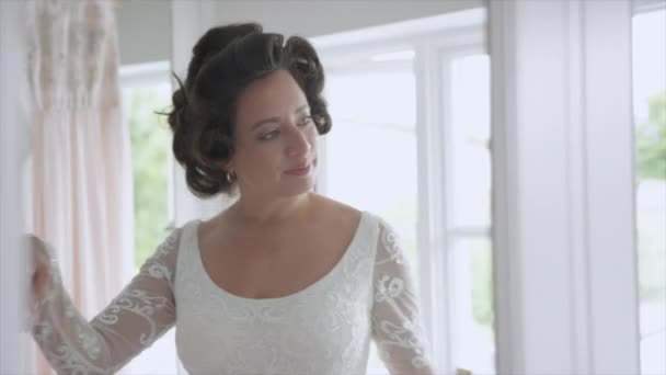 鏡を見て 結婚式の前に受け入れる女性 Dinton Wiltshire United Kingdom — ストック動画