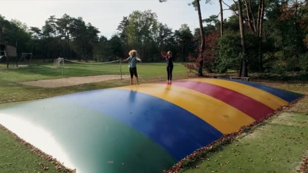 Mor Och Dotter Studsar Hoppande Kudde Lekplats — Stockvideo