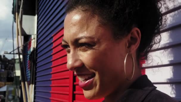 Retrato Mujer Sonriente Contra Pared Colorida — Vídeo de stock