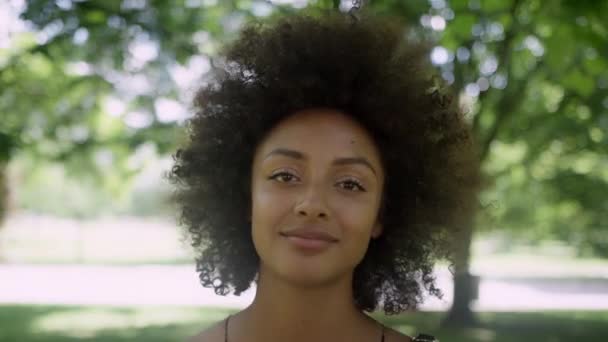 Portret Van Een Gelukkige Jonge Vrouw Hackney London England — Stockvideo