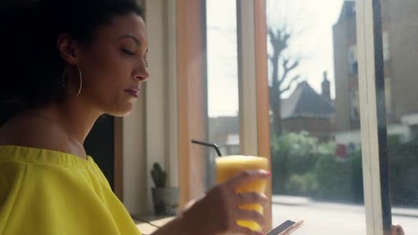 Vrouw Die Sinaasappelsap Drinkt Smartphone Gebruikt Café — Stockvideo