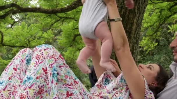 Paar Liegt Garten Und Spielt Mit Baby — Stockvideo