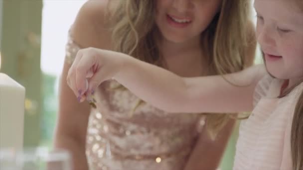 Жінка Дівчина Грають Весільними Прикрасами Конфетті — стокове відео