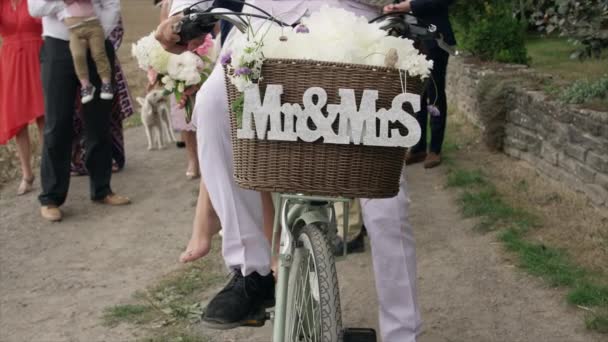 Newlyweds Sitting Bicycle Dinton Wiltshire Egyesült Királyság — Stock videók