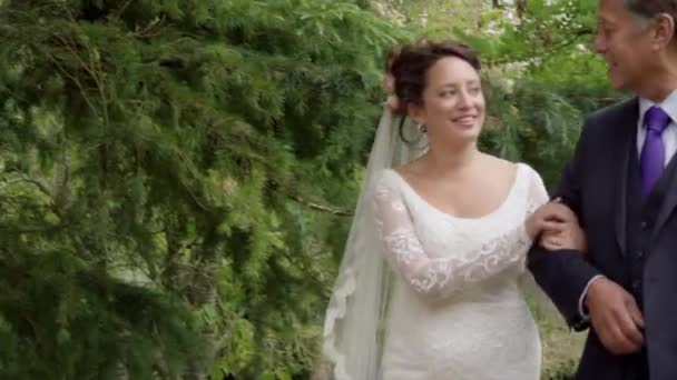 Mariée Marchant Avec Son Père Dans Jardin — Video