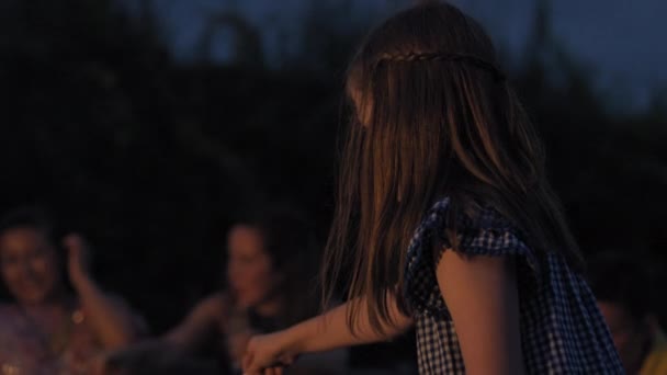 Girl Standing Campfire Glow Dinton Wiltshire Reino Unido — Vídeos de Stock