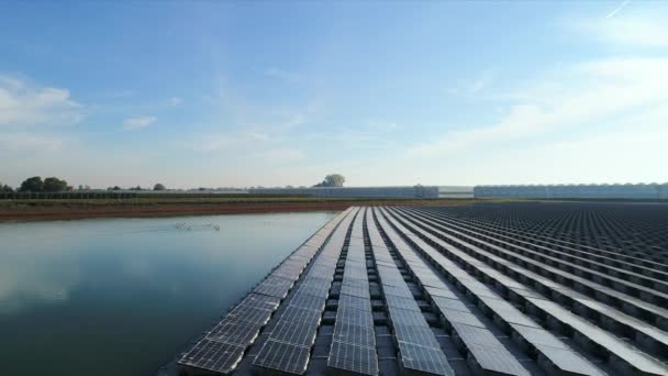 オランダ ゲルダーランド ベメルの温室を支える浮遊ソーラーファーム付き池 — ストック動画