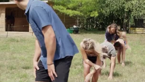 Vrienden Spelen Leapfrog Zomer Veld — Stockvideo