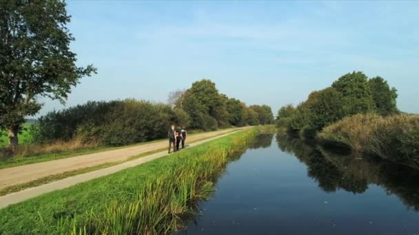 Familie Wandelen Pieterpad Trail Langs Kanaal Schoonloo Drenthe Nederland — Stockvideo