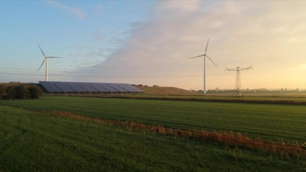 Landskap Med Solpaneler Och Vindkraftverk Waalwijk Noord Brabant Nederländerna — Stockvideo