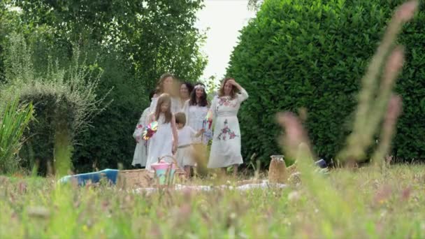 Donne Ragazze Che Camminano Verso Coperta Picnic Dinton Wiltshire Regno — Video Stock