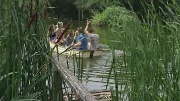 五个朋友在湖边划船 — 图库视频影像