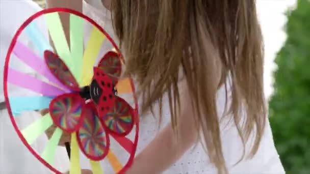 Woman Girls Playing Pinwheels Dinton Wiltshire Velká Británie — Stock video