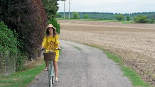 Junge Frau Radelt Auf Feldweg — Stockvideo