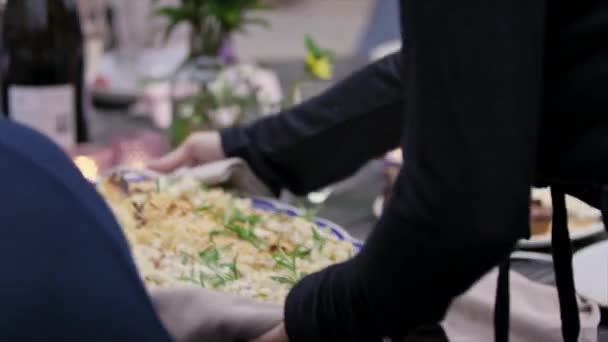 在英国威尔特郡丁顿餐桌为客人送饭的妇女 — 图库视频影像