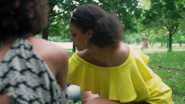 Amigos Sexo Feminino Fazendo Piquenique Parque Hackney Londres Inglaterra Reino — Vídeo de Stock