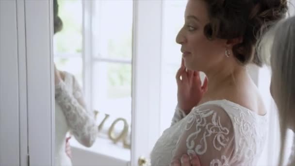 Braut Und Hochzeitsgast Schauen Spiegel Und Reden — Stockvideo