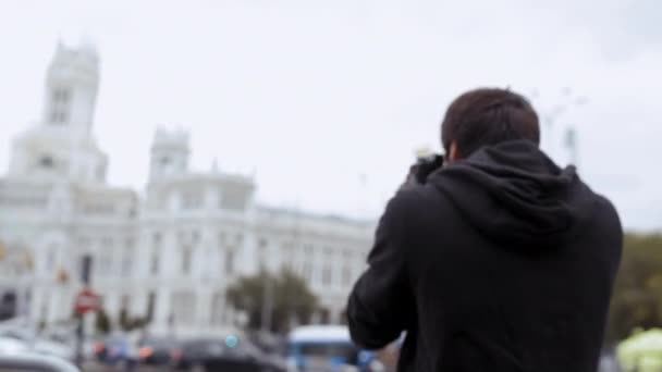 Мужчина Фотографируется Цифровой Камерой Cibeles Мадрид Испания — стоковое видео