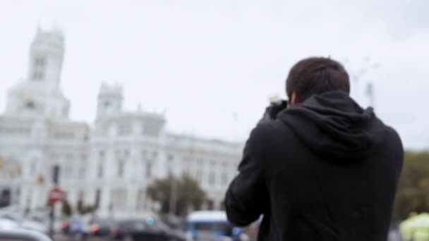 Uomo Che Fotografa Con Macchina Fotografica Digitale Cibeles Madrid Spagna — Video Stock