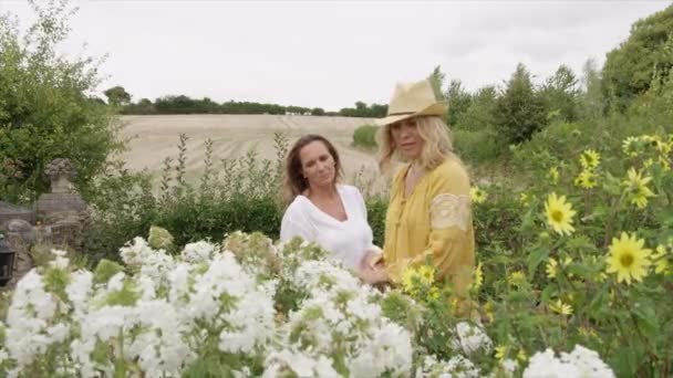 Dvě Ženy Sbírající Květiny Zahradě — Stock video