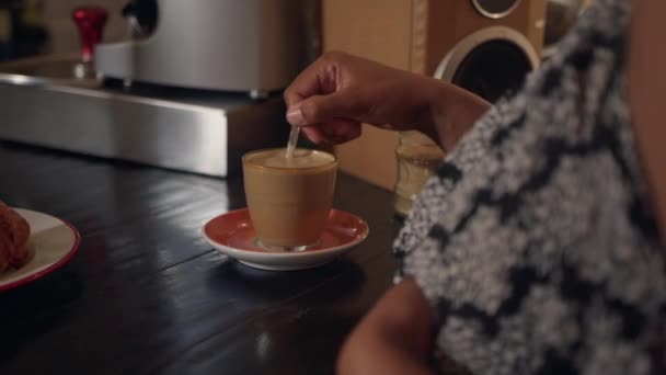 Jovem Mulher Mexendo Café Bebendo Hackney Londres Inglaterra Reino Unido — Vídeo de Stock