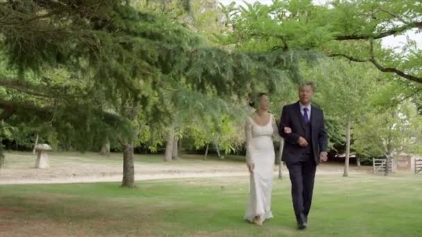 庭で父と一緒に歩く花嫁 — ストック動画