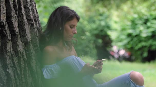 Mulher Usando Smartphone Parque Cidade — Vídeo de Stock