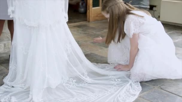 Kobieta Dziewczyna Dostosowująca Sukienkę Panny Młodej Dinton Wiltshire Zjednoczone Królestwo — Wideo stockowe