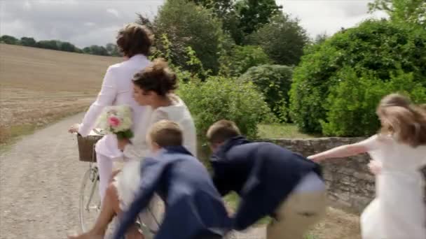 Kinderen Met Een Fiets Met Jonggehuwden Landelijk Landschap — Stockvideo