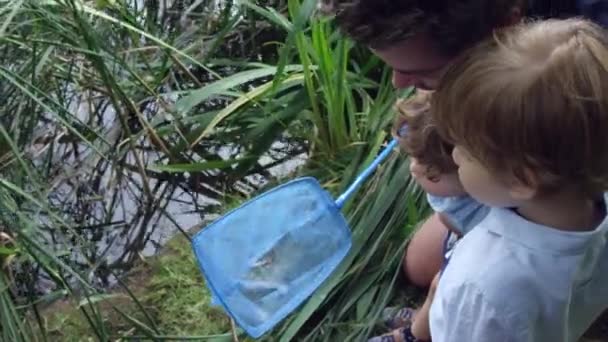 漁網の中を見る父と息子 — ストック動画