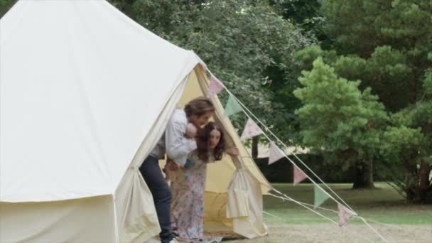 Paar Met Baby Jongen Verlaten Tent — Stockvideo