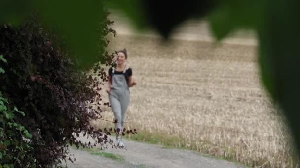 Freunde Laufen Und Radeln Auf Feldweg — Stockvideo