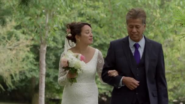 夏の庭で父と一緒に歩く花嫁 — ストック動画