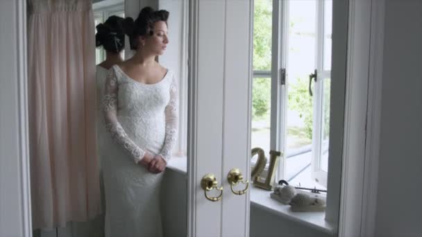 Femme Robe Mariée Regardant Par Fenêtre Dinton Wiltshire Royaume Uni — Video