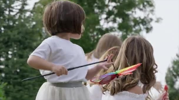 Girls Playing Colorful Pinwheels Next Women Dinton Wiltshire Verenigd Koninkrijk — Stockvideo