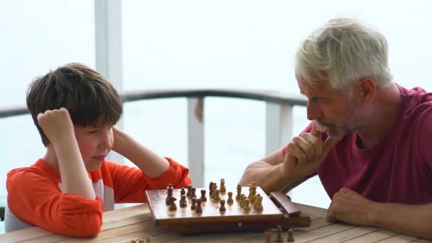チェスで遊ぶ父親と息子の肖像 — ストック動画