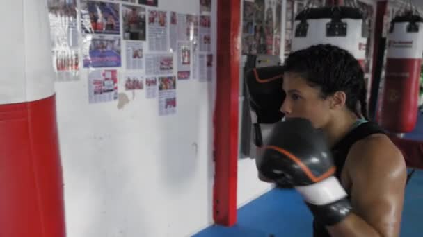 Femme Entraînement Avec Sac Boxe Dans Salle Gym — Video