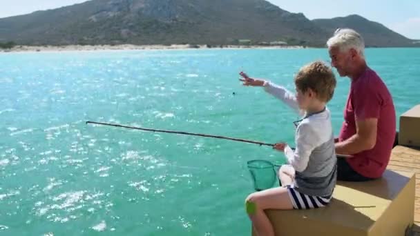 Far Och Son Sitter Båtdäck Och Fiske — Stockvideo