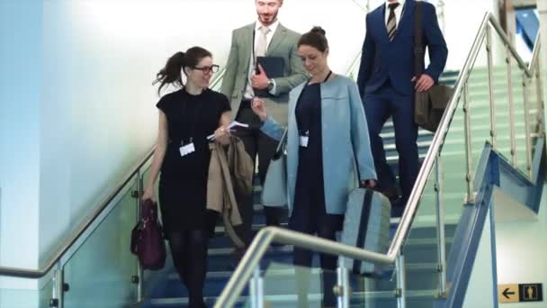 空港で階段を下りるビジネスマン — ストック動画