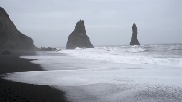Reynisfjara Black Sand Beach Reynisdrangar Empilham Pedras Vik Islândia — Vídeo de Stock