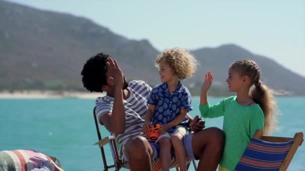 Pai Dando Mais Cinco Para Filho Filha Convés Barco Cabo — Vídeo de Stock