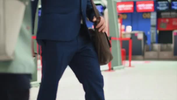 Pessoas Negócios Caminhando Com Bagagem Rodas Aeroporto East Midlands Derby — Vídeo de Stock