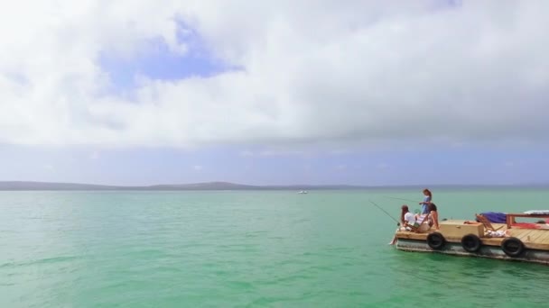 Frauen Und Mädchen Angeln Deck Des Bootshauses Cape Südafrika — Stockvideo