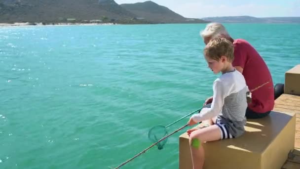 Père Fils Assis Sur Pont Bateau Pêche — Video