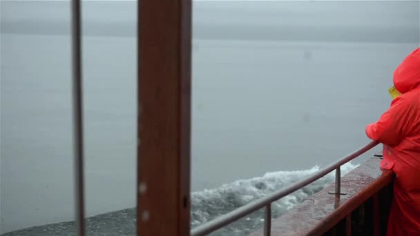 Bărbat Haină Ploaie Picioare Puntea Barcă Husavik Islanda — Videoclip de stoc