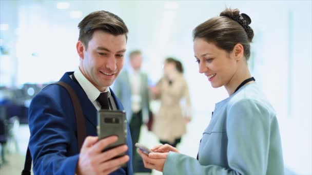 Les Gens Affaires Prennent Selfie Aéroport — Video