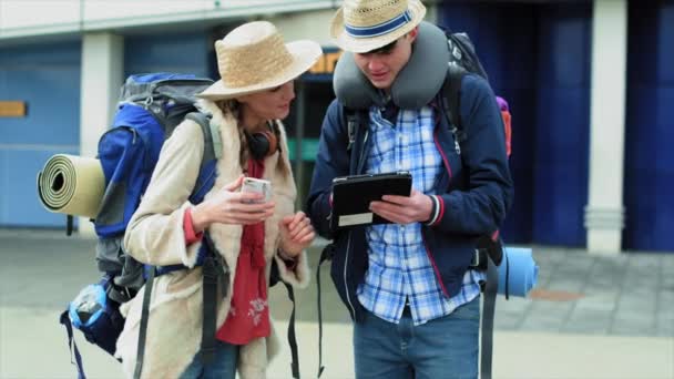 Jóvenes Turistas Utilizando Tabletas Digitales Teléfonos Inteligentes Aeropuerto — Vídeo de stock
