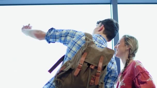 Jovens Turistas Tirando Selfie Aeroporto — Vídeo de Stock