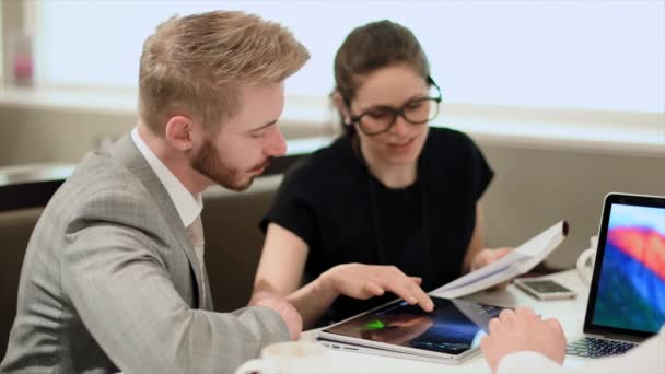 Geschäftsleute Mit Digitalem Tablet Und Laptop Café East Midlands Airport — Stockvideo